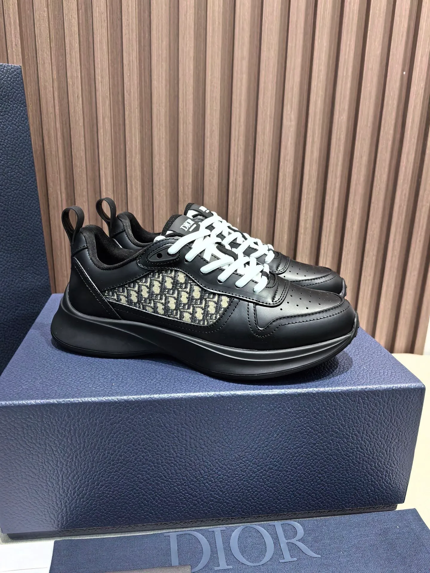 Factory price: 440💰 🔍Top purchasing agent🇮🇹 Dior's super-popular sports shoes, popular for street men, are synchronized with the new product counters. The uppers are made of Italian original imported cowhide and matched with D's customized fabrics. It is a must-have for fashionistas. The complex craftsmanship is perfectly reproduced. Imported soft cowhide foot pads, soles: original soles specially provided by the original factory, exclusive movable molded soles are super comfortable, original factory follow-up goods, 🔍🔍high quality, you can enter and exit the counter at will, welcome to compare, code number 38-45 (46 can be customized and cannot be returned or exchanged)